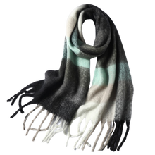 Carica l&#39;immagine nel visualizzatore di Gallery, Sciarpa invernale da donna a quadri
