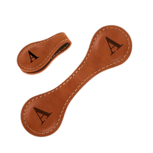 Carica l&#39;immagine nel visualizzatore di Gallery, Elegante segnalibro personalizzato in pelle magnetica -Marrone/AMarrone/BMarrone/CMarrone/DMarrone/EMarrone/FMarrone/GMarrone/HMarrone/IMarrone/JMarrone/KMarrone/LMarrone/MMarrone/NMarrone/OMarrone/PMarrone/QMarrone/RMarrone/SMarrone/TMarrone/UMarrone/VMarrone/WMarrone/XMarrone/YMarrone/Z - Ozerty
