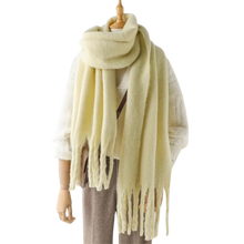 Carica l&#39;immagine nel visualizzatore di Gallery, Sciarpa da donna Cozy Elegance -Giallo chiaro - Ozerty
