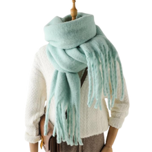 Carica l&#39;immagine nel visualizzatore di Gallery, Sciarpa da donna Cozy Elegance -Verde Macaron - Ozerty
