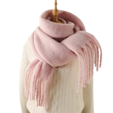 Carica l&#39;immagine nel visualizzatore di Gallery, Sciarpa da donna Cozy Elegance -Rosa Sakura - Ozerty
